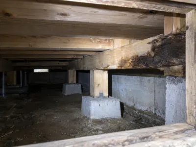 床下点検口から見た土台と床束